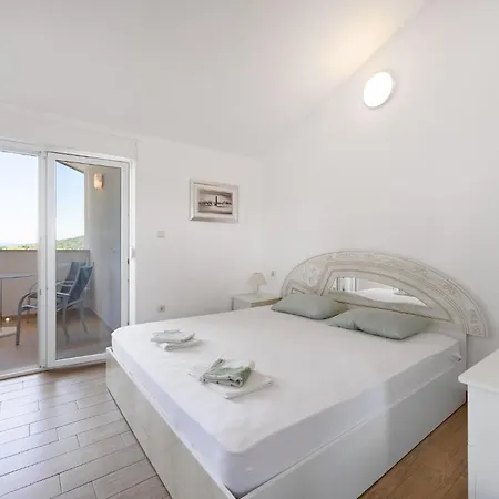 Apartment 1 Bedroom Awesome In Pirovac