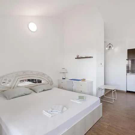 Appartement 1 Bedroom Awesome In Pirovac