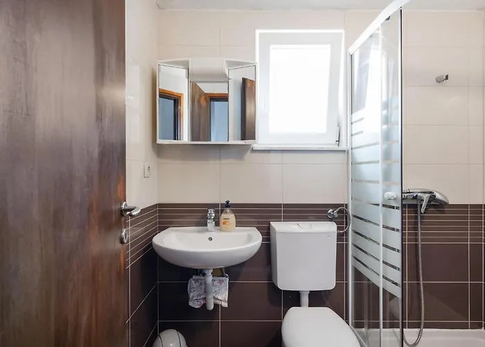 1 Bedroom Awesome In דירה